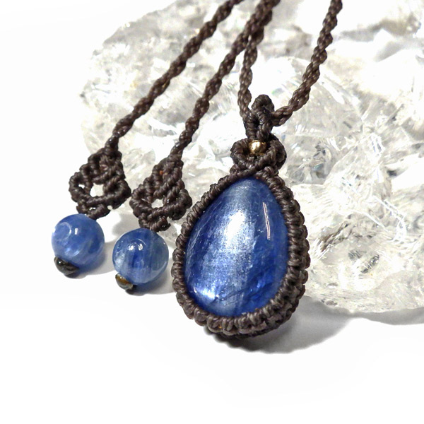 『祈夜煌』ブルーカイヤナイトのマクラメペンダントネックレス レインボームーンストーンとブルーカイヤナイトのマクラメ編み
